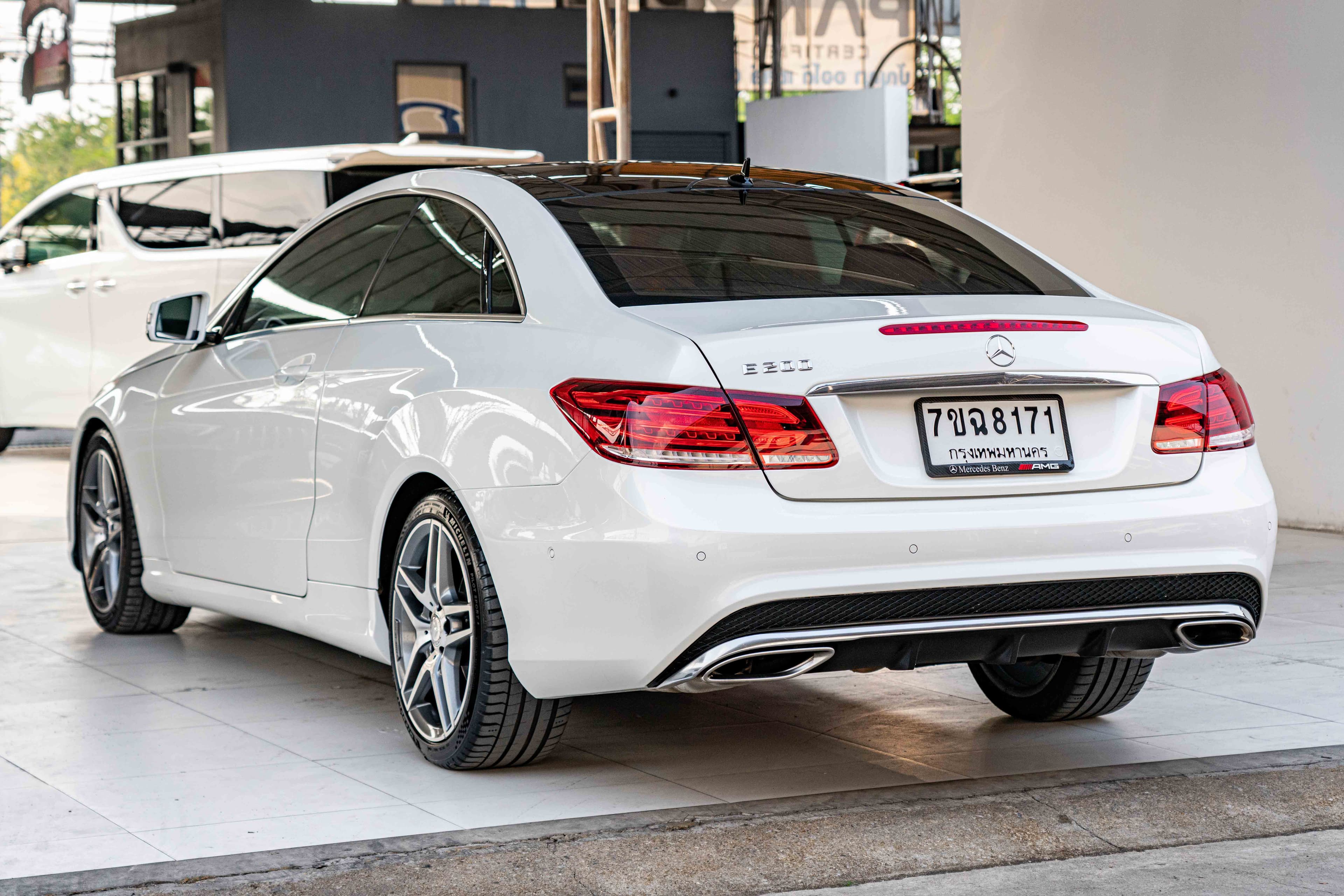 Mercedes-Benz E200